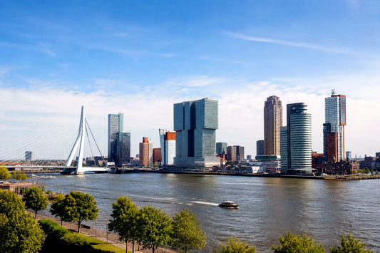 “Strakke design bank herstoffeerd door specialist in Rotterdam”