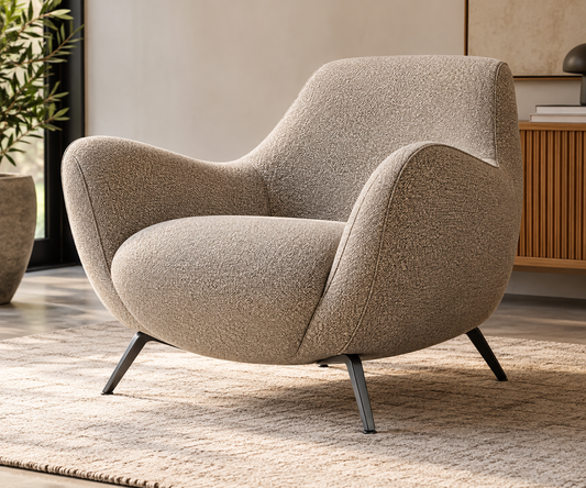 Designfauteuil in beige structuurstof met ronde vormen en zwarte poten in een modern interieur.