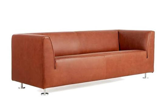 Gelderland-stijl designbank in verschillende kleuren meubelstof en leer, waaronder beige, groen, blauw, bordeauxrood en cognac.