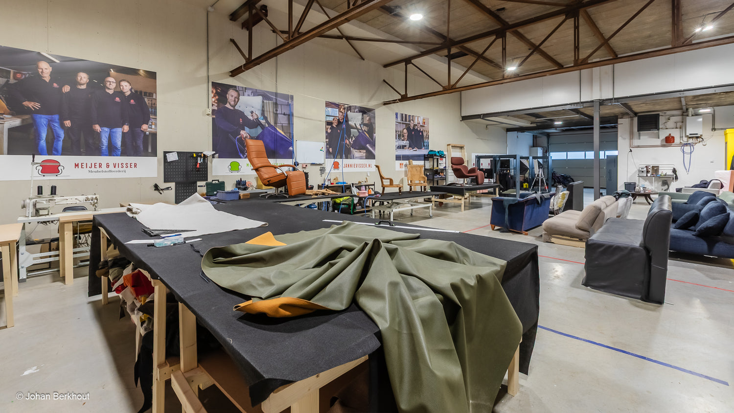 Luxe maatwerk stoffering voor banken en eetkamerstoelen door meubelstoffeerderij