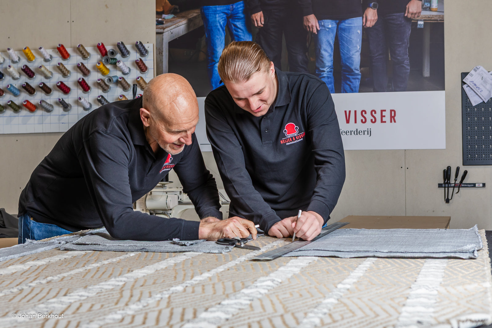 Luxe designbank opnieuw bekleed met hoogwaardige meubelstof door meubelstoffeerderij Jannie Visser