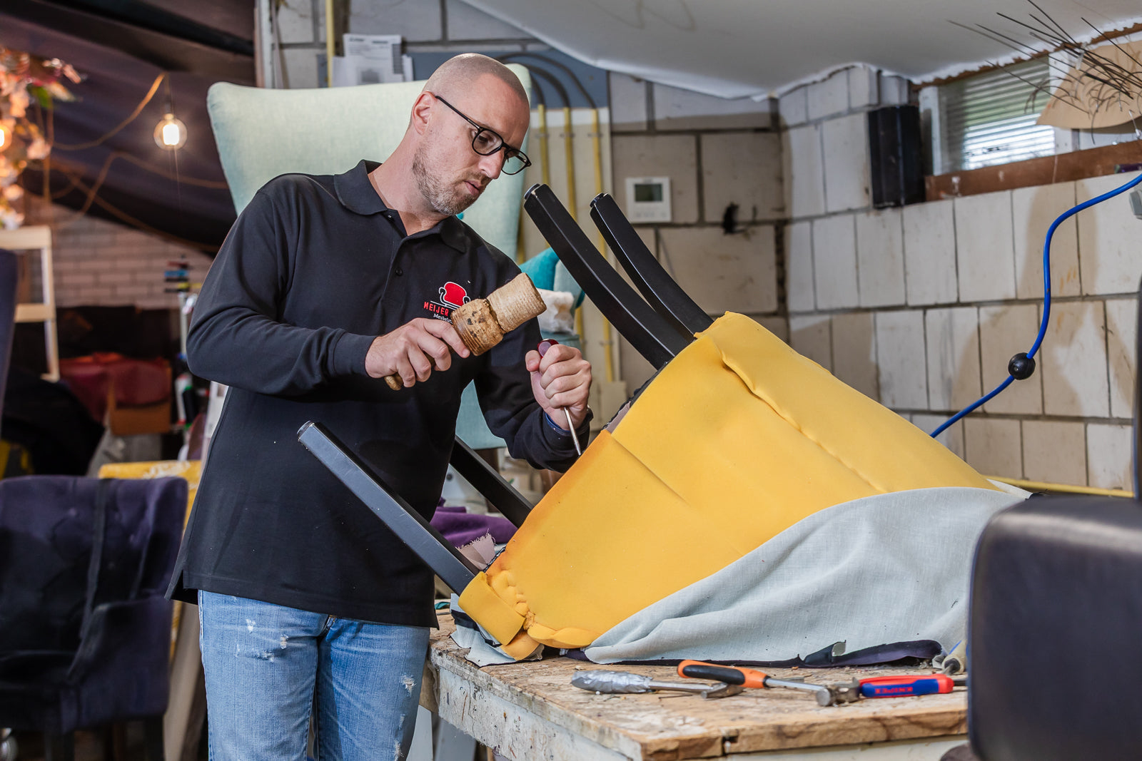Meubelstoffeerderij Jannie Visser bezig met bank stofferen