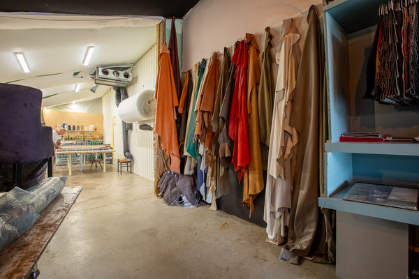 Bank bekleden door meubelstoffeerderij Jannie Visser met nieuwe stof